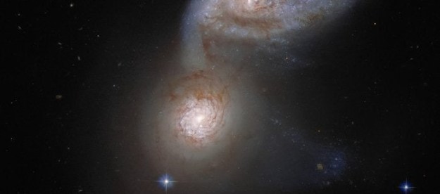 La imagen muestra a dos galaxias fusionándose.