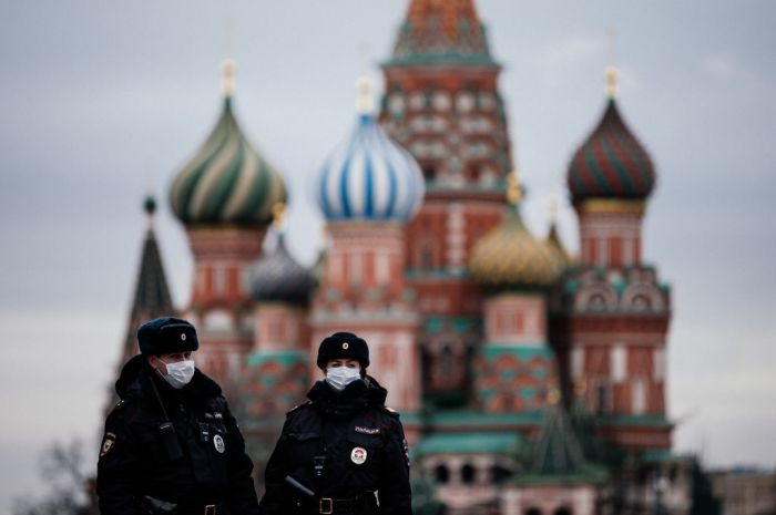 La imagen muestra a dos funcionarios de la policía de Rusia en Moscú.