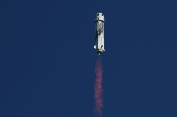 La imagen muestra la nave New Shepard de Blue Origin.