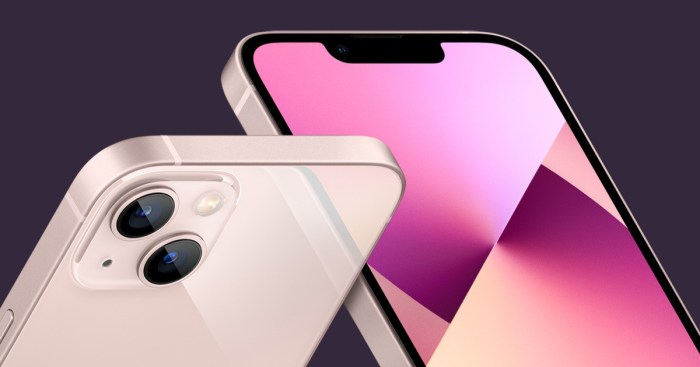 Vista parcial de dos iPhone 13 en color rosa y gris con un fondo negro.