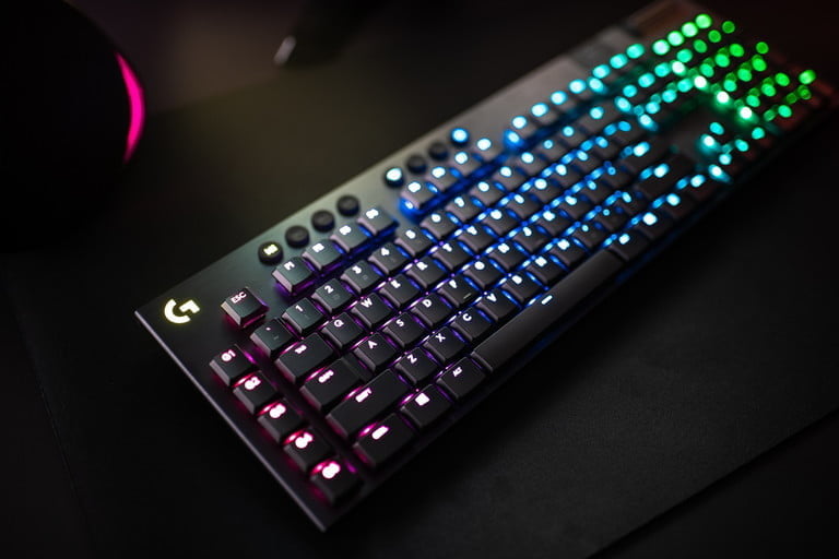 Logitech G915 Lightspeed en la oscuridad, uno de los mejores teclados Bluetooth