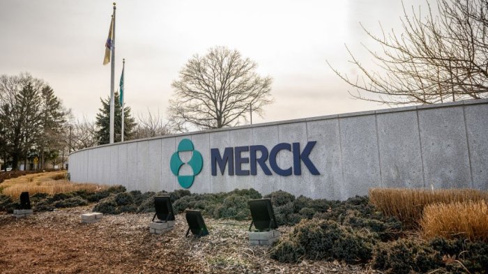 La imagen muestra el frontis del edificio de la farmacéutica Merck.