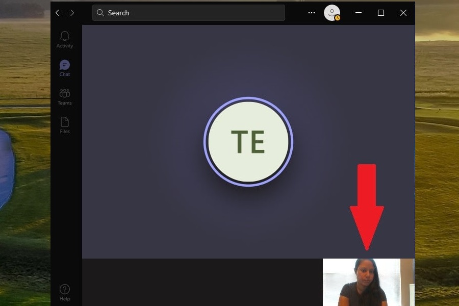 Una mujer realiza una llamada de prueba en Microsoft Teams para probar la cámara web.