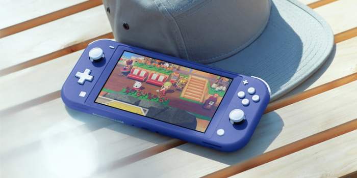 Nintendo Switch Lite azul sobre una mesa.