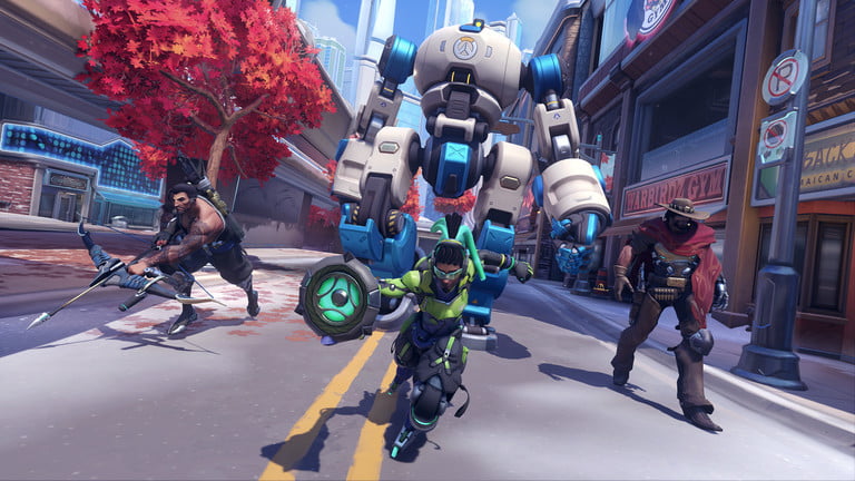 Un equipo de personajes de Overwatch avanza por una calle en Overwatch 2.