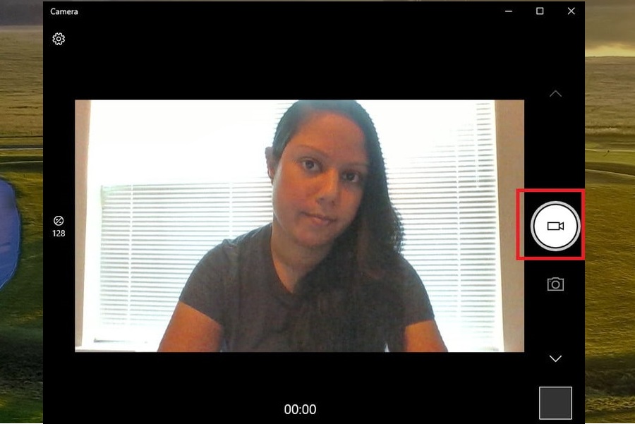 Una mujer graba un videoclip de sí misma en la aplicación Cámara de Windows 10 para probar la cámara web.