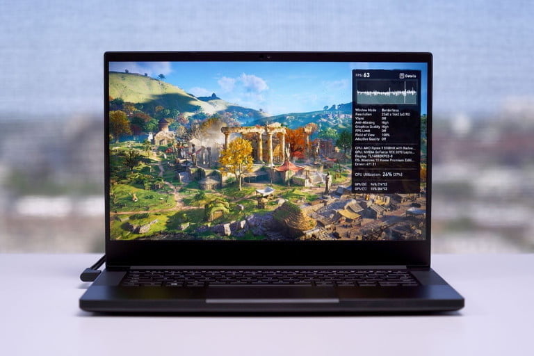 Vista frontal de la Razer Blade 14 que muestra la pantalla y el teclado, una de las mejores laptops para juegos.