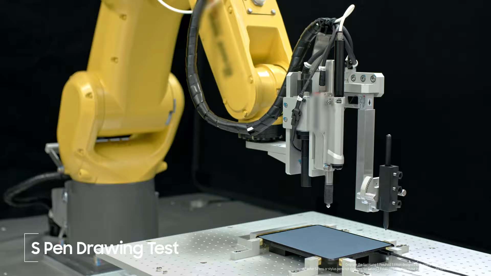 La imagen muestra parte de las pruebas de resistencia de los plegables de Samsung.