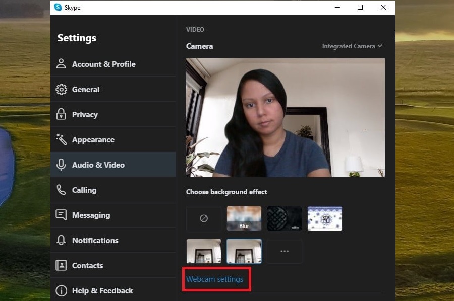 Mostrando cómo probar una cámara web a través de la configuración de la aplicación de Skype.