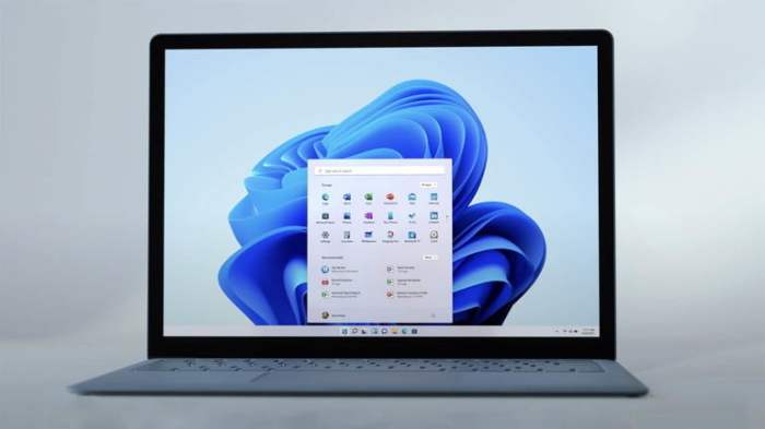 Laptop con pantalla principal de Windows 11, para comparar Windows 10 vs. MacOS vs. Chrome OS