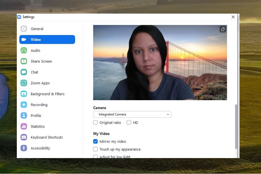 Mostrando cómo probar la cámara web a través de la configuración de la aplicación Zoom.