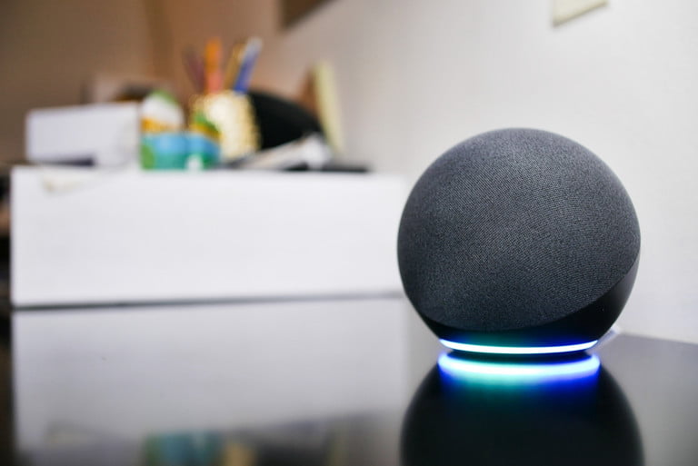 Cómo elegir altavoz inteligente de  para tener a Alexa en casa: Echo  Dot, Echo Show, Echo Studio