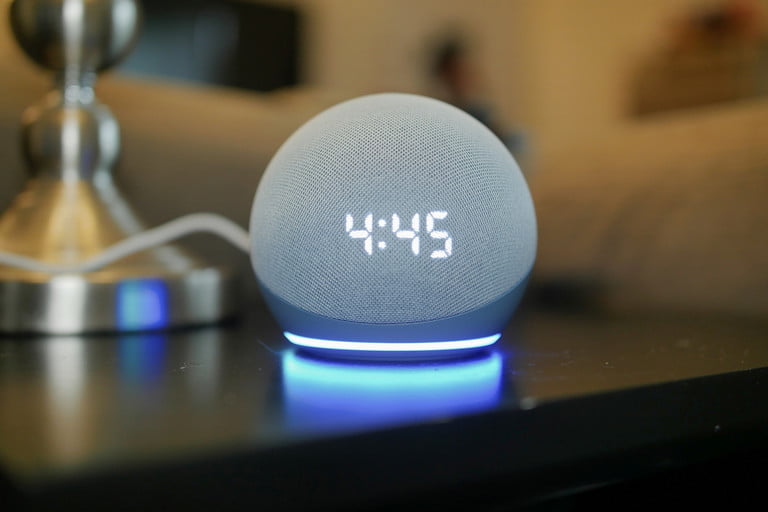 Amazon Echo Dot 4 con reloj frontal