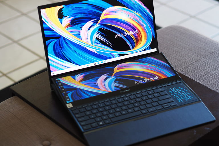 La ZenBook Pro Duo con una segunda pantalla.