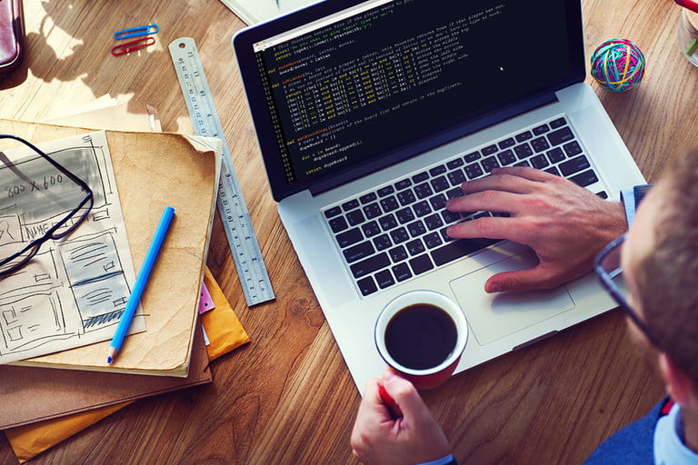 Una persona trabajando en su computadora para aprender cómo hacer zoom en Mac.