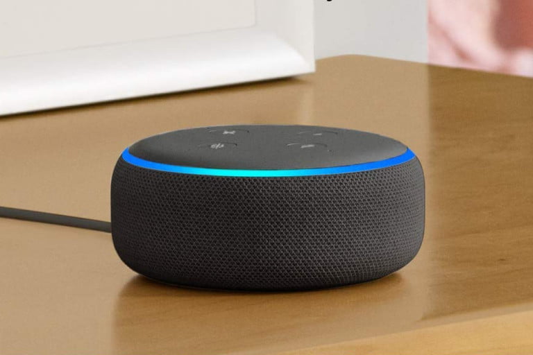 Echo Dot 3 sobre una mesa.