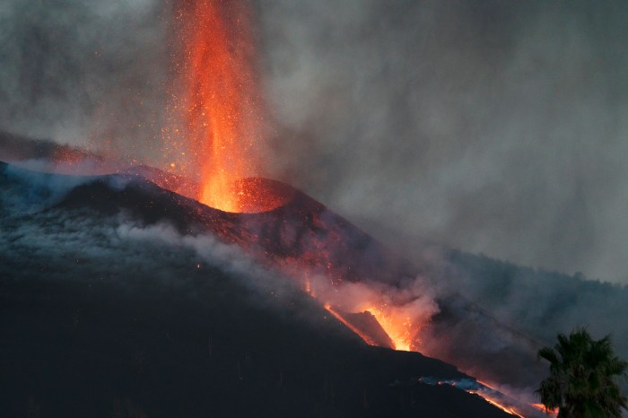 bombas lava volcan cumbre vieja erupci  n volc en la palma