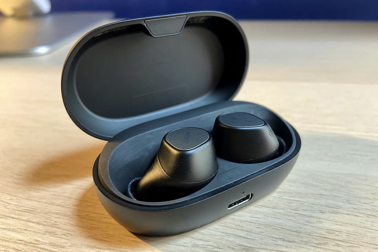 Jabra Elite 7 Pro en su estuche de carga. Para comparar a los Jabra Elite 7 Pro vs. Apple AirPods Pro