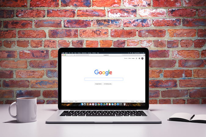 Una laptop sobre una mesa, lista para instalar las mejores extensiones de Chrome.