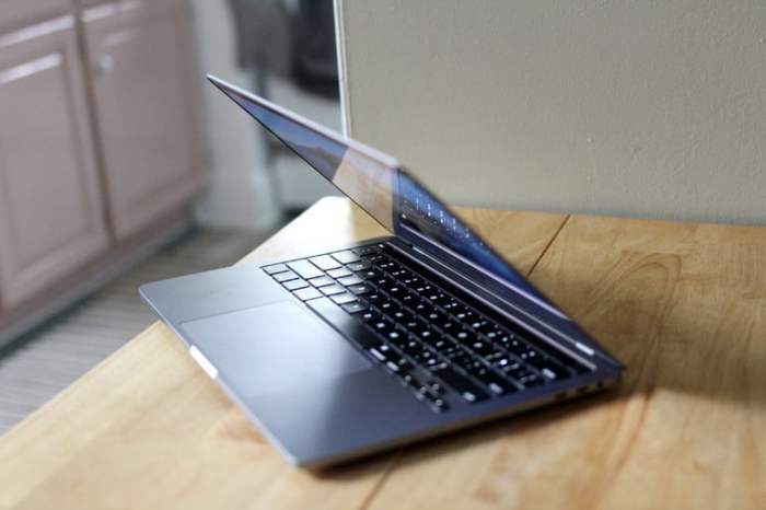 Una MacBook sobre una mesa de madera