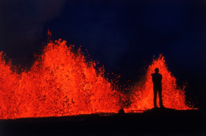 La silueta de un hombre ante la erupción de un volcán