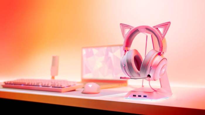 Unos audífonos Razer Kraken Kitty color rosa.
