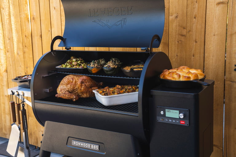 Parrilla de pellets Traeger Ironwood 885 utilizada para hacer pavo.
