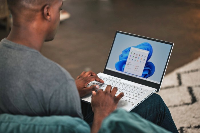 Un hombre utiliza una laptop con Windows 11.