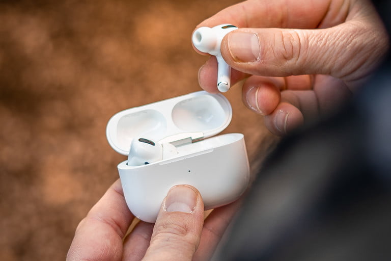 Apple AirPods Pro y estuche de carga.