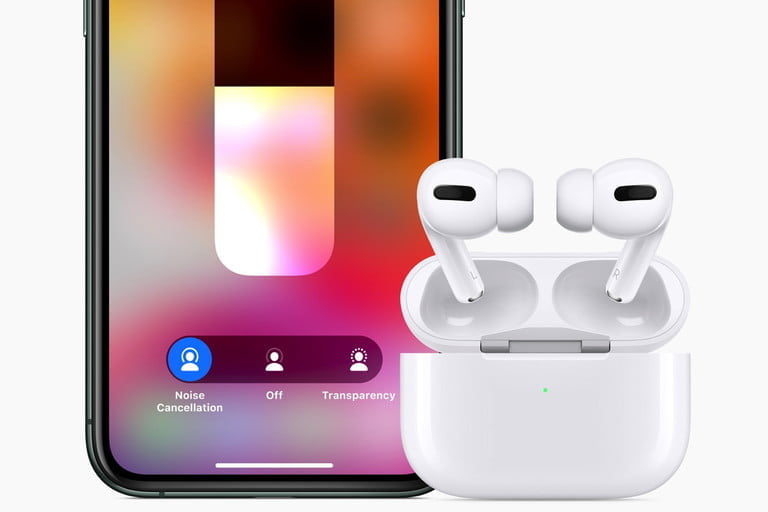 Celular en llamada junto a unos Airpods.