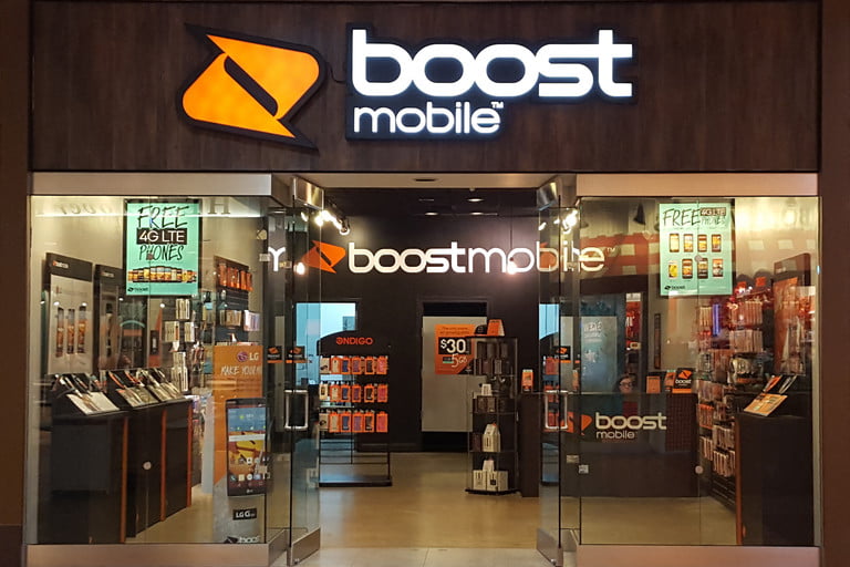 Vista al interior de un local de Boost Mobile