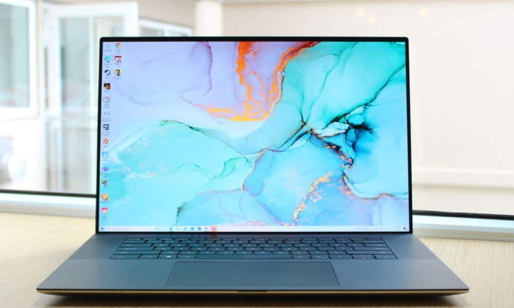 Vista frontal de Dell XPS 17 que muestra la pantalla y el teclado. Para comparar la Dell XPS 17 vs. Apple MacBook Pro 16.