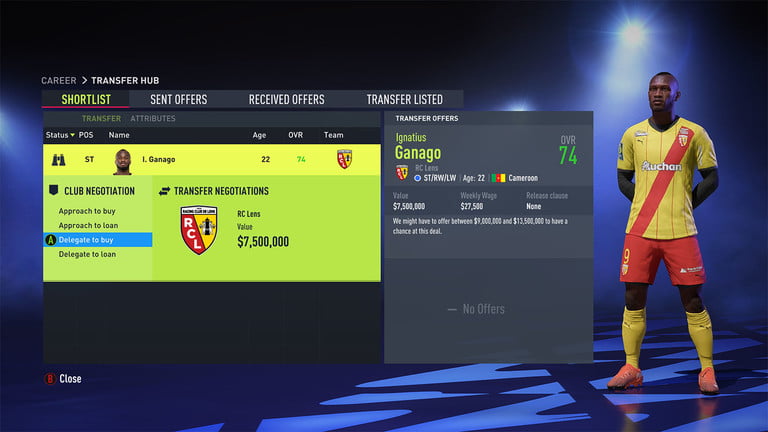 Una pantalla de transferencia de jugador en FIFA 22 con la opción de delegar la transferencia a un asistente.
