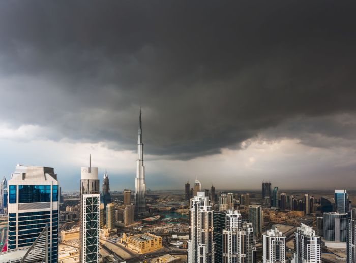 Nubes sobre los rascacielos de Dubái