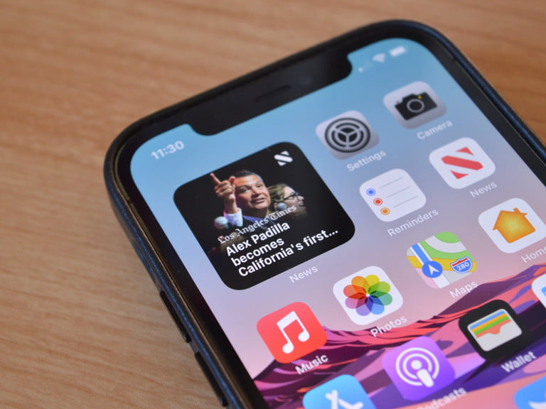 Iphone mostrando fondo de pantalla y widgets.