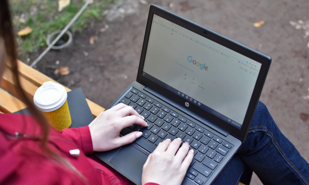 como borrar el historial por completo laptop trabajando navegador google chrome