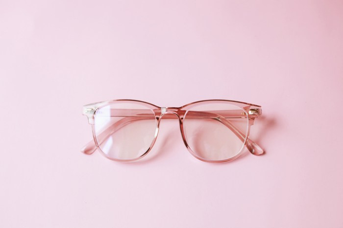 fda aprueba gotas ojos lentes lectura trendy modern minimalistic flat lay with eyeglasses over pink background