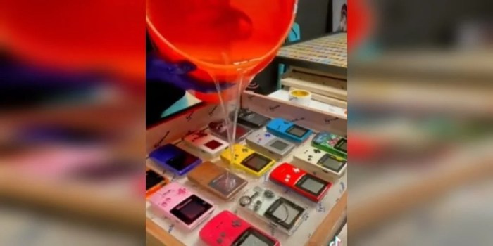 El influencer Logan Paul diseña una mesa con 15 consolas Game Boy