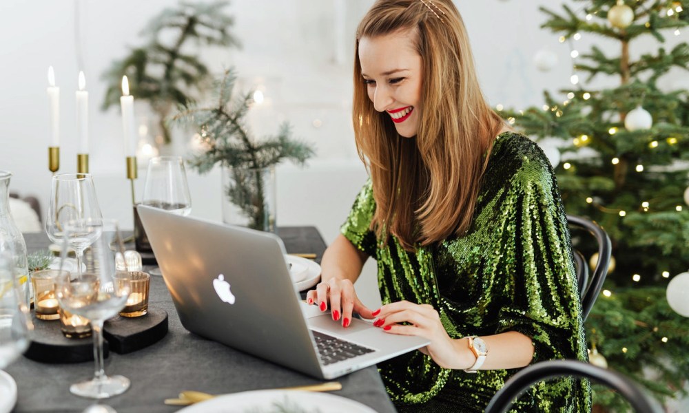 Una mujer trabajando en su Mac.