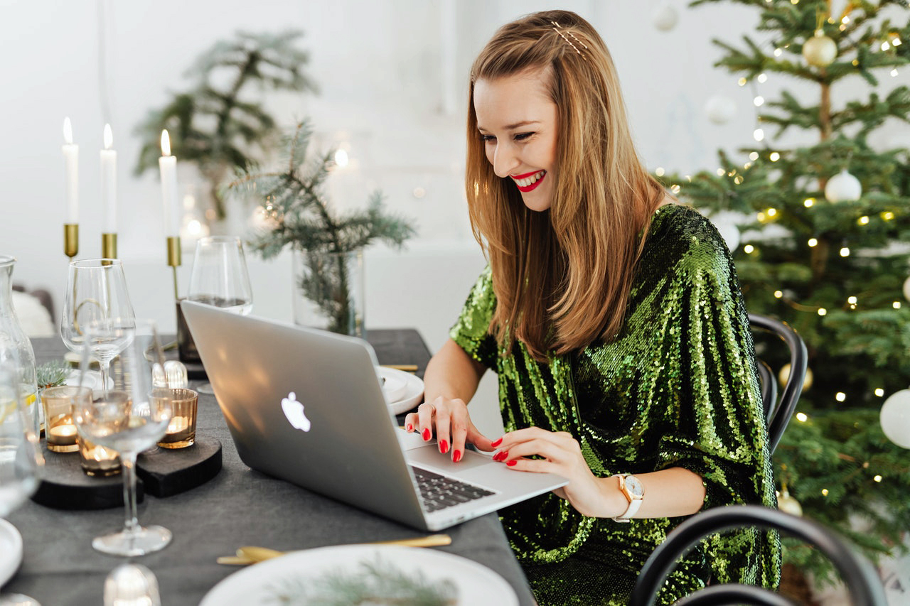 Una mujer trabajando en su Mac.