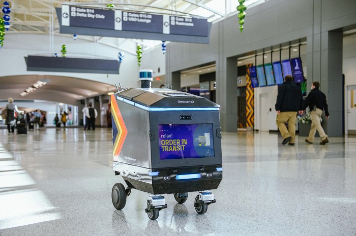 El robot repartidor Ottobot del aeropuerto de Cincinnati