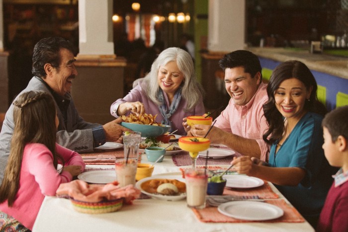 Una familia latina come en un restaurant