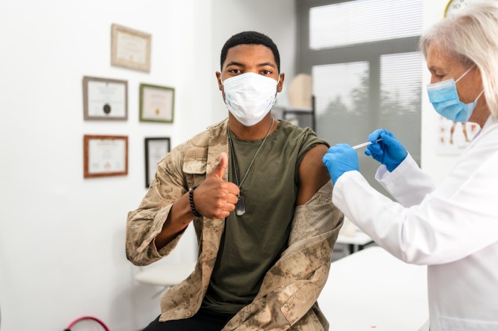 estados unidos despide militares negaron a vacunas doctor  injecting covid 19 vaccine to soldier