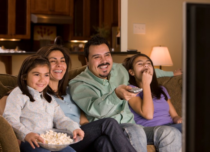 Una familia latina viendo televisión