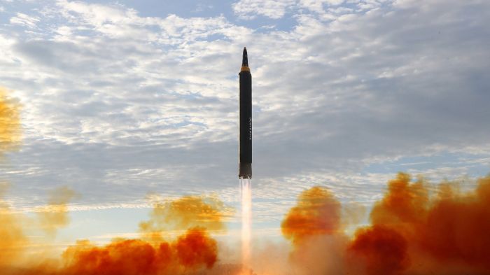 La imagen muestra un misil balístico lanzado por Corea del Norte.