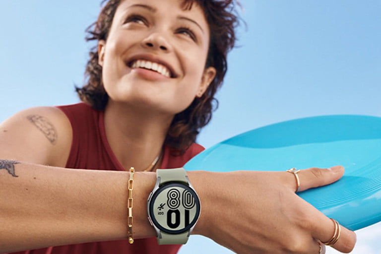 Una mujer sonriendo con su Samsung Smartwatch en la muñeca.