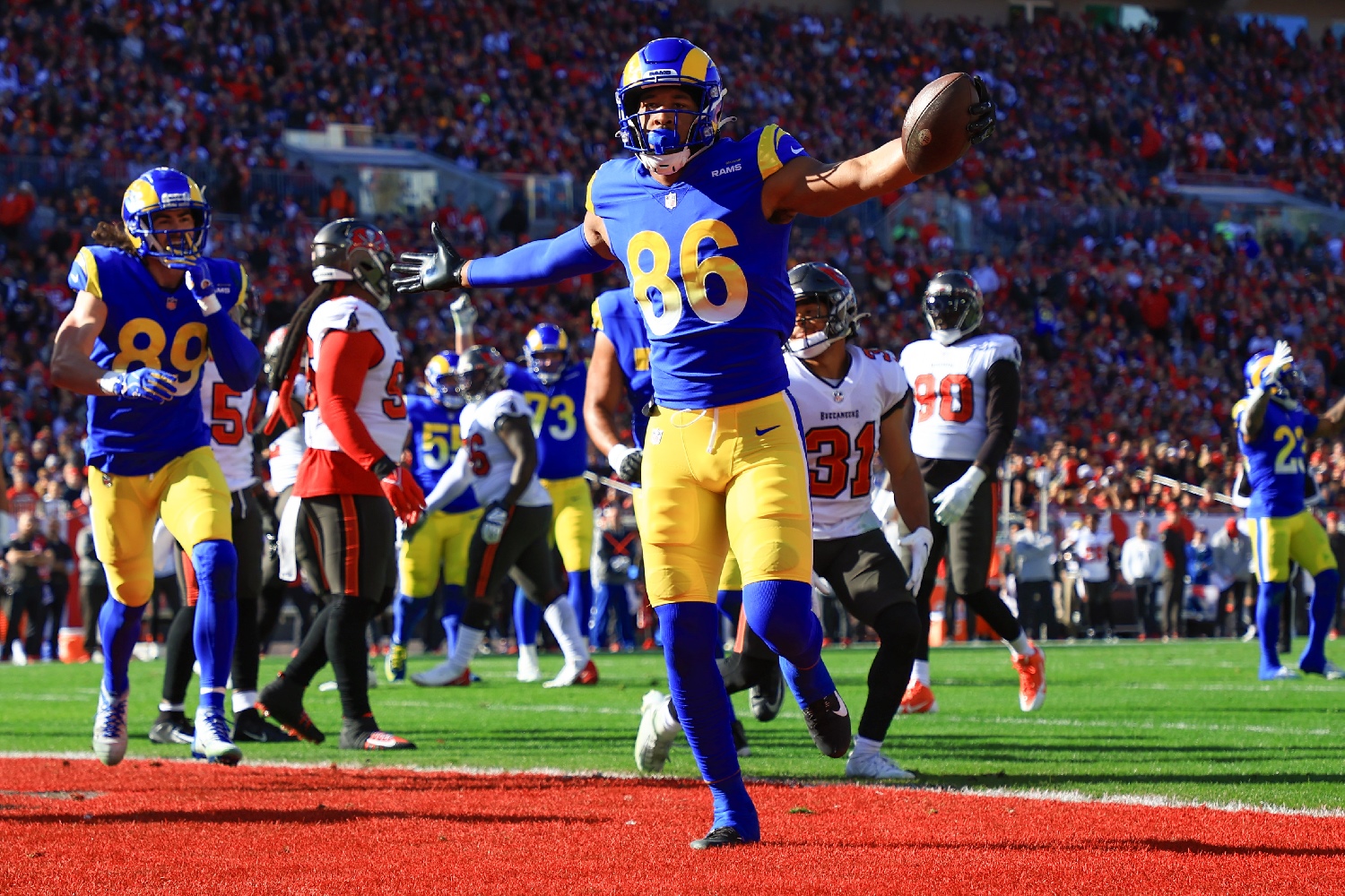 Kendall Blanton de Los Angeles Rams celebra tras anotar un touchdown ante los Tampa Bay Buccaneers