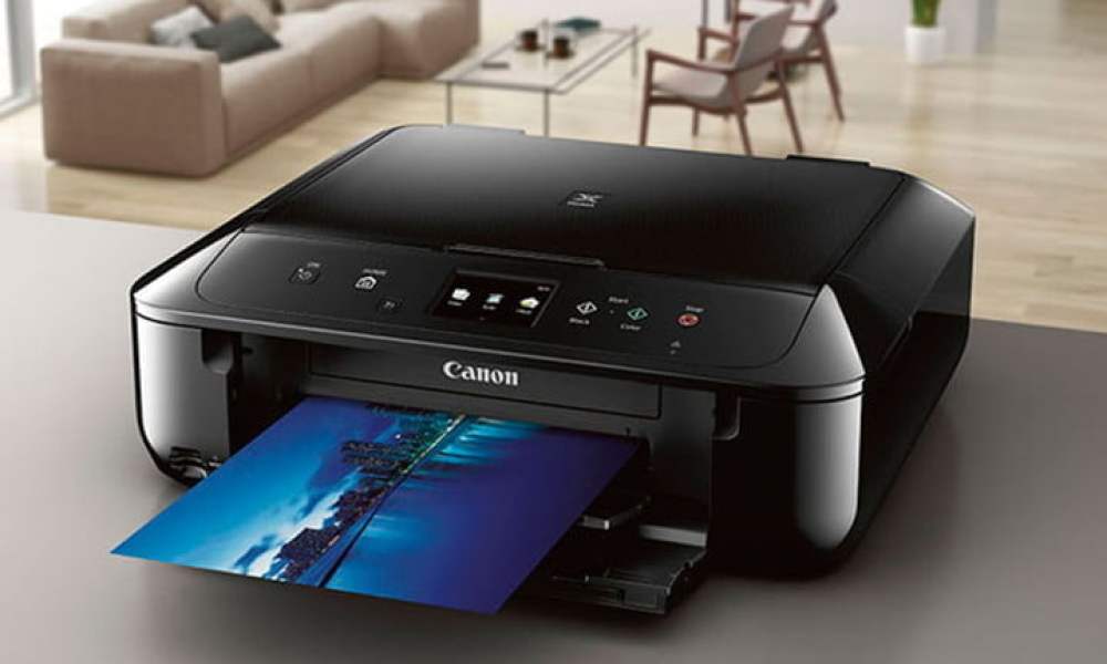 Impresora Canon Pixma MG6820 sobre una superficie gris en una casa para comparar a una impresora Inkjet vs. impresora láser.