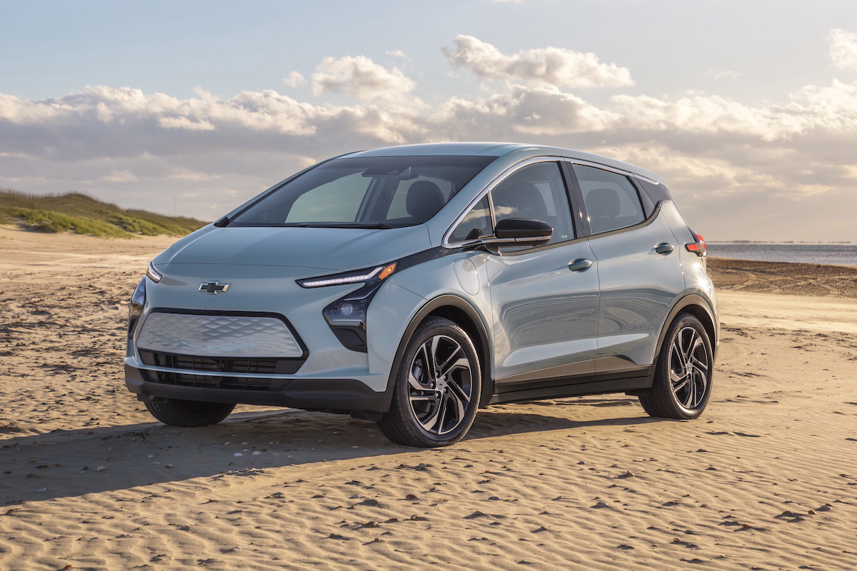 Chevrolet Bolt EV 2022 sobre la arena.