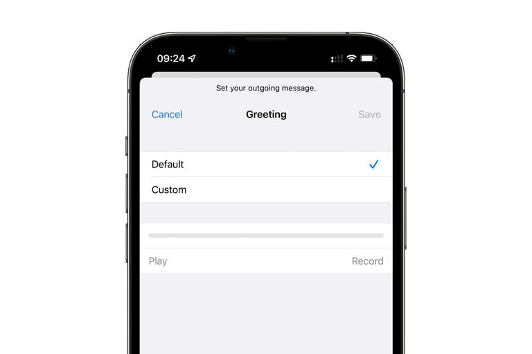 Pantalla de iPhone que muestra la configuración del saludo del Buzón de voz visual.